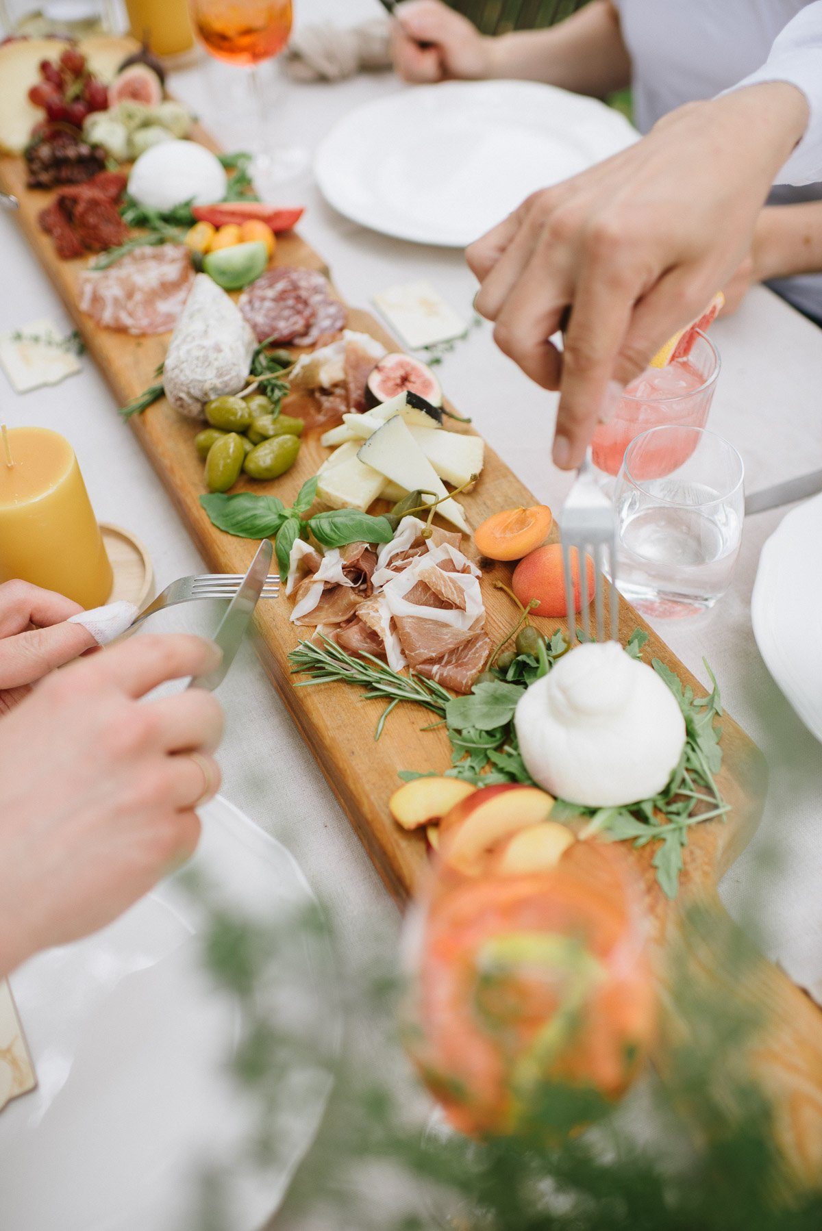 Anti Pasti auf einer langen Holzplatte