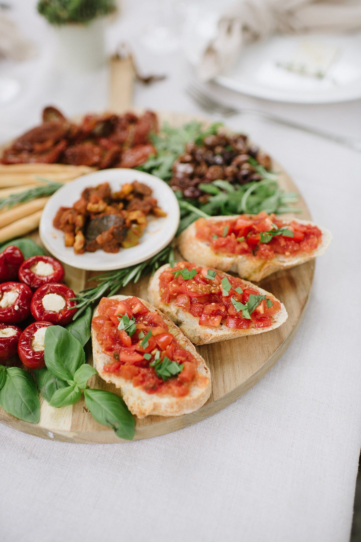 Bruschetta auf Holztablett