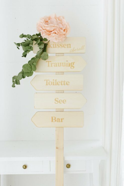 Holzpfeil Wegweiser Hochzeit