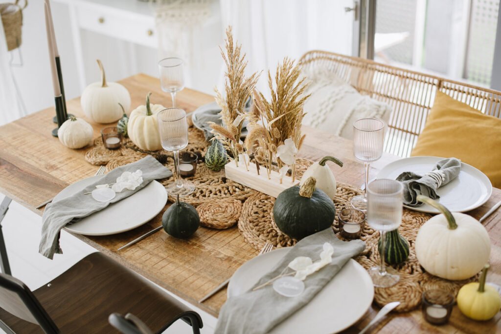 Herbstlich gedeckter Tisch mit Kürbissen