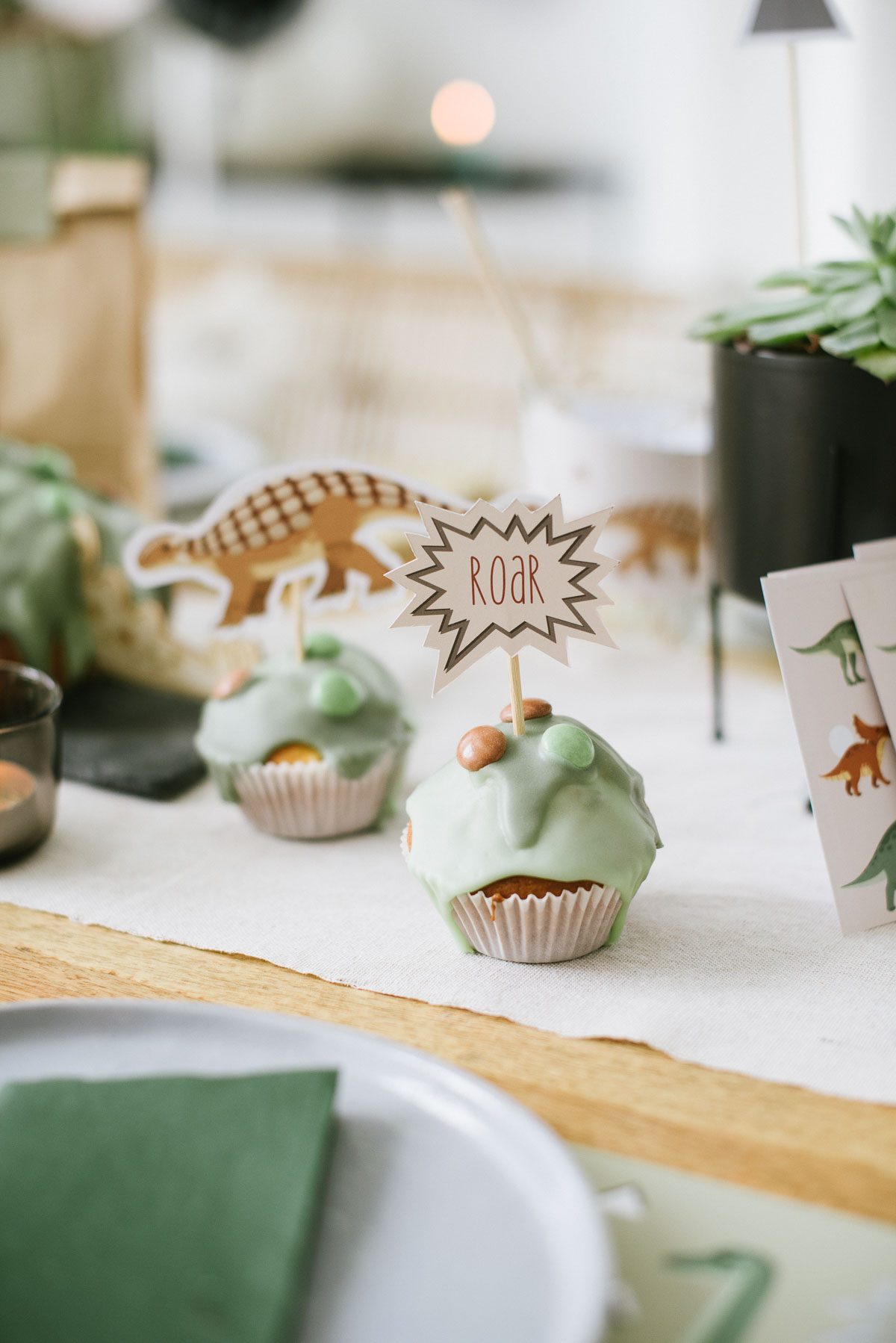 Muffins mit Dino Cake Topper