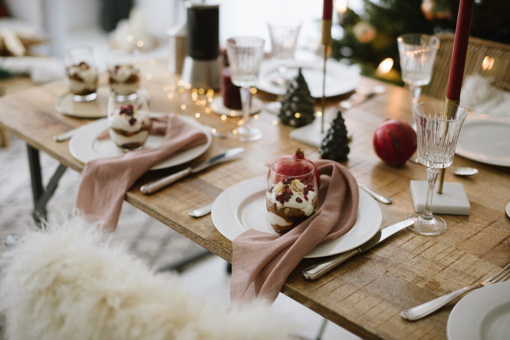 Festlich gedeckter Tisch mit Espresso-Granatapfel-Triffle