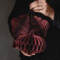 Wabenball Ornament Tropfen dunkelrot