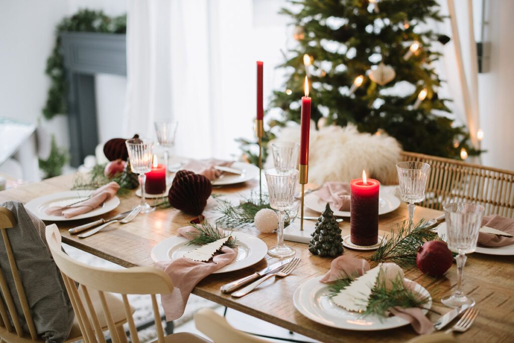 Weihnachtliche Tischdeko in Bordeaux und Rosé