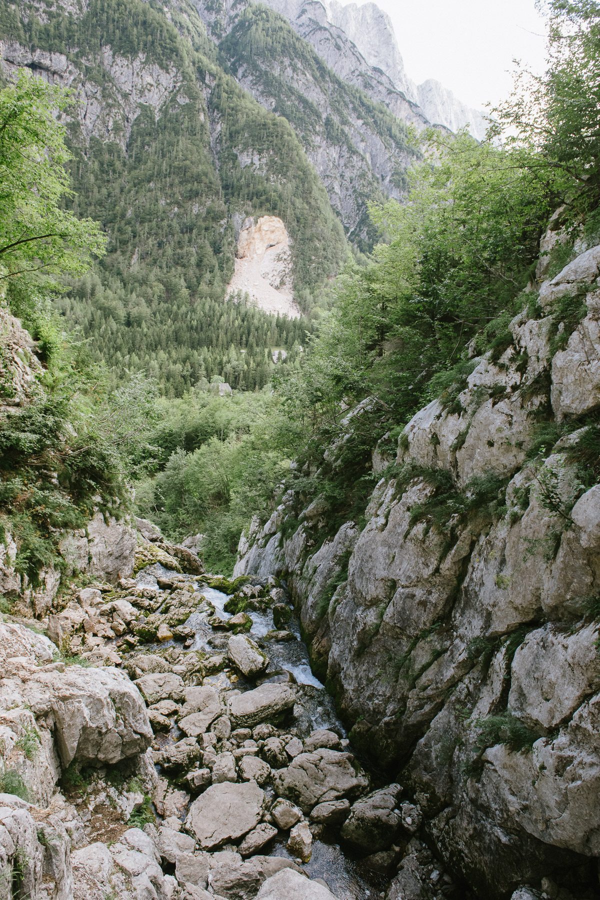 Letztes Stück der Wanderung zur Wasserbecken der Soča-Quelle