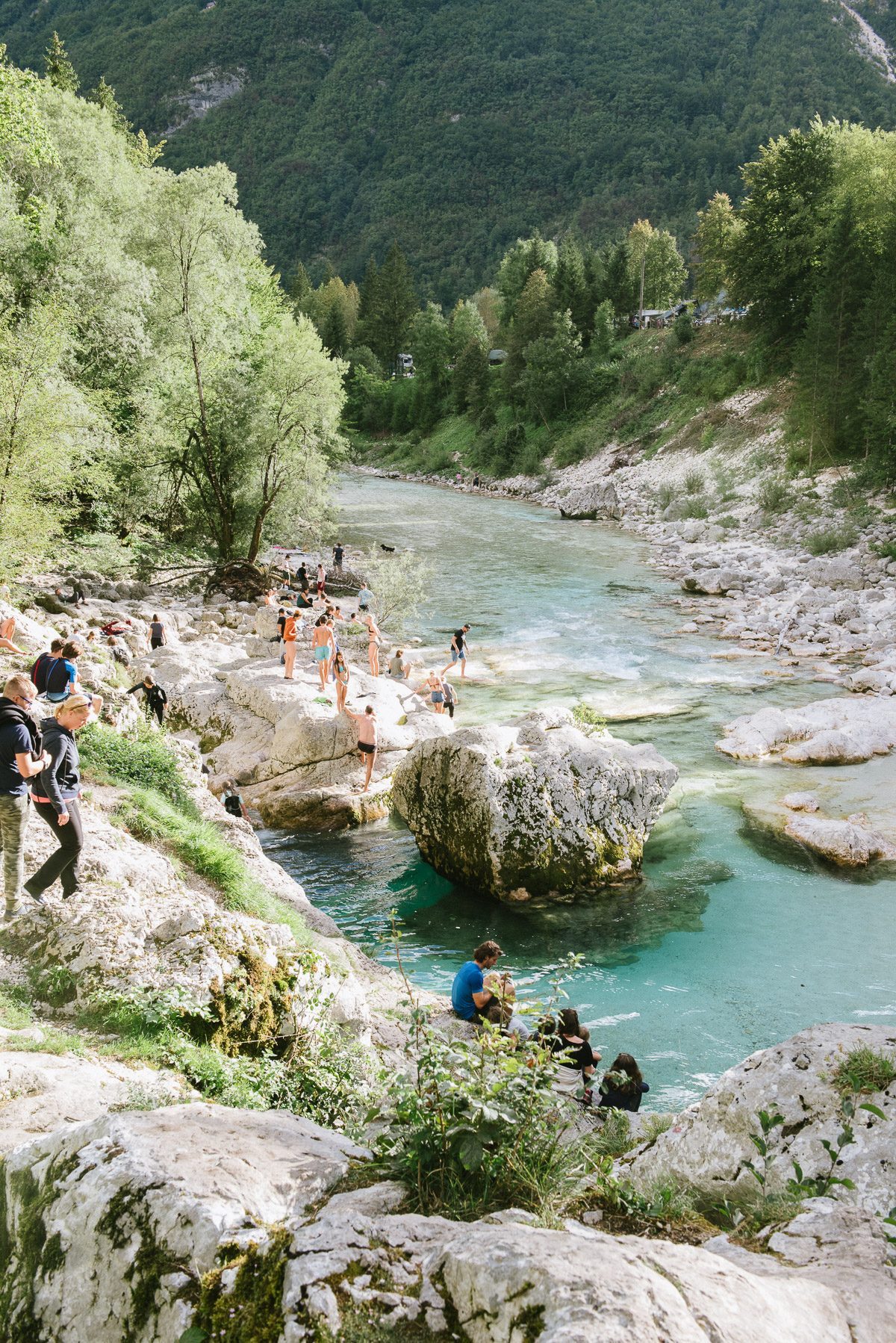 Baden in den kalten Soča Becken 