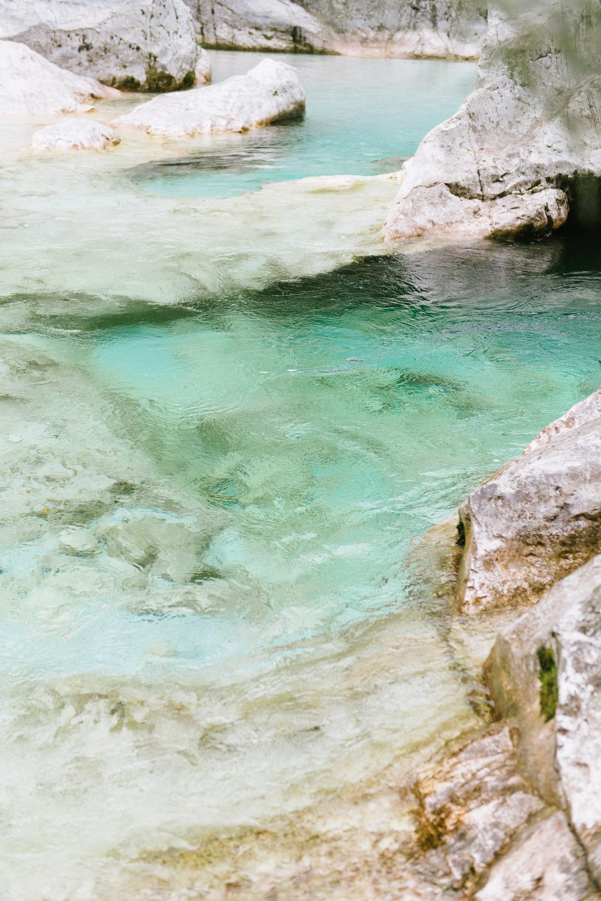 smaragd grünes wasser der Soca