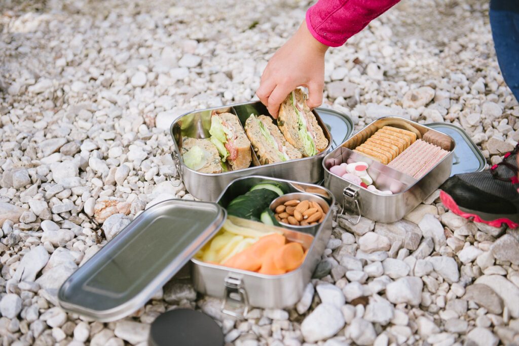 Brotdosen mit Sknacks beim Wandern