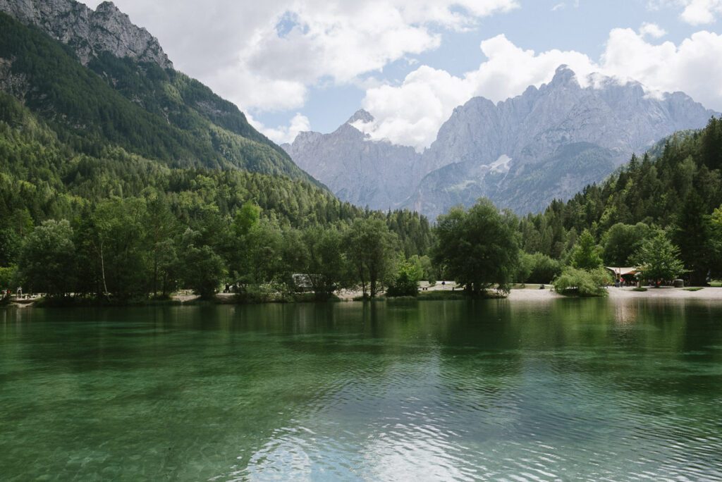 Der flache Jasna See lädt zum Spazieren ein