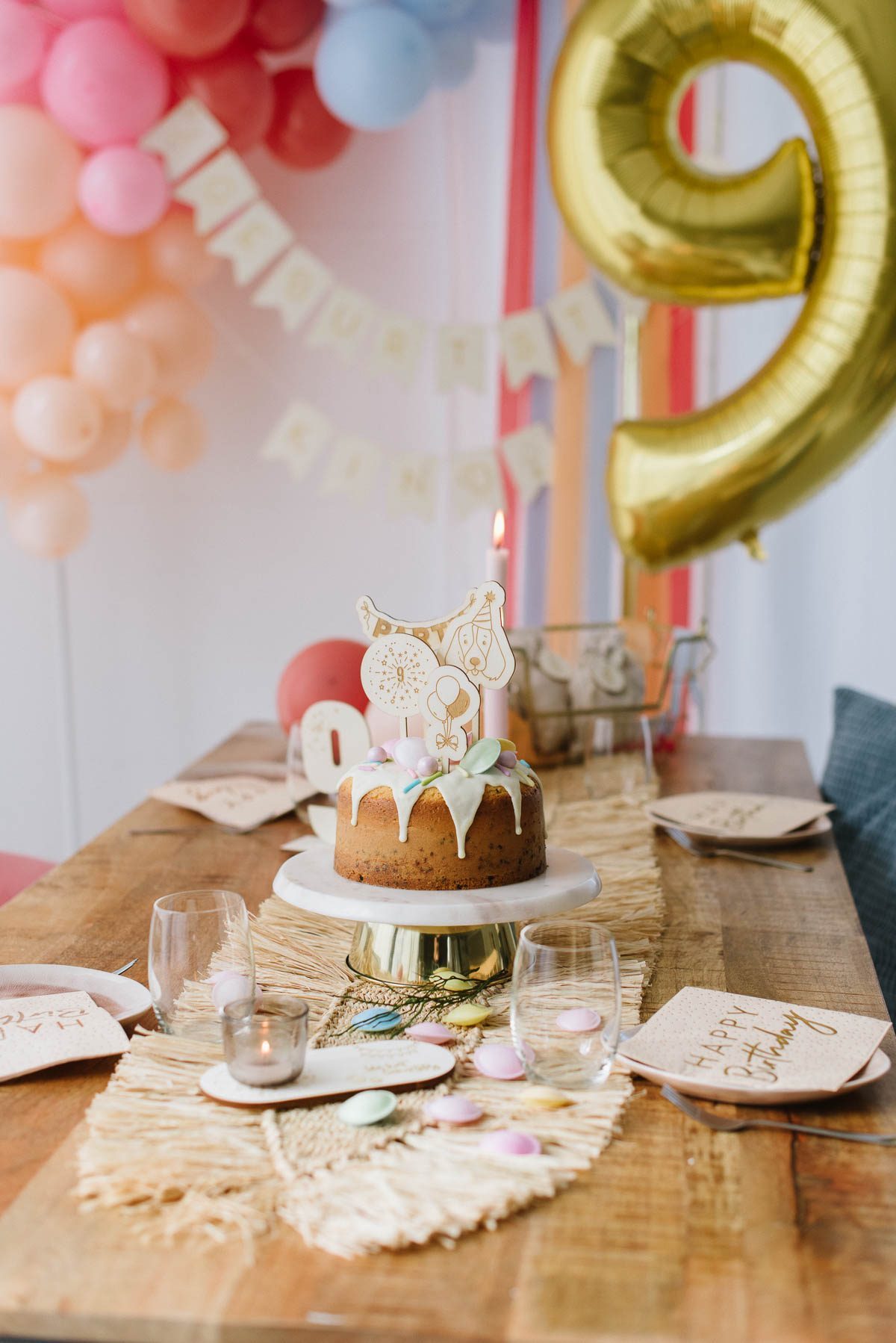 Gedeckter Tisch zum 9. Geburtstag mit Torte und Ballongirlande