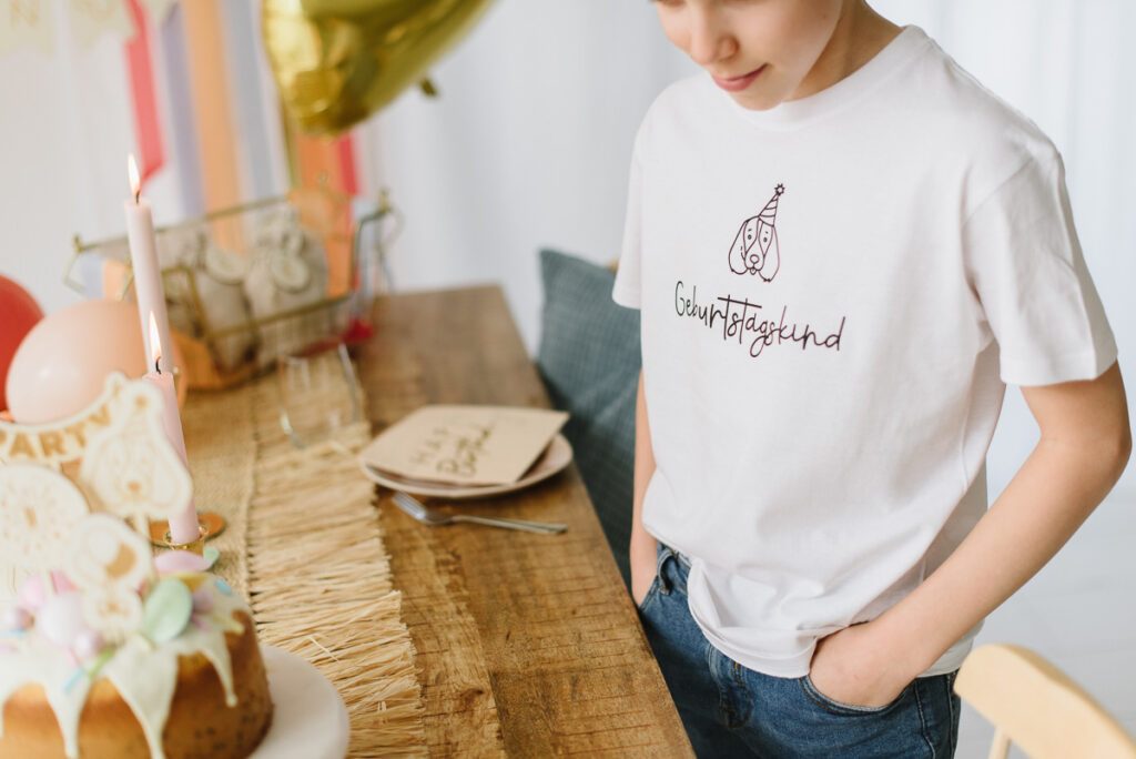 T-Shirt mit Aufschrift Geburtstagskind