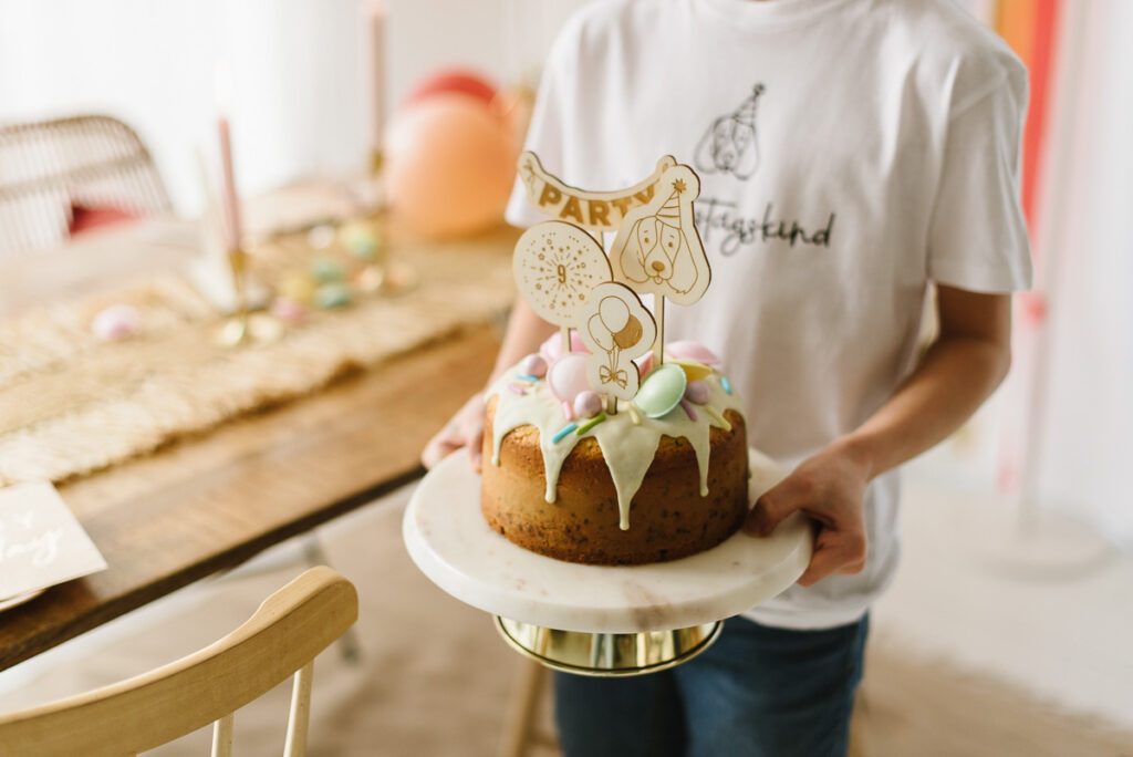 Kind mit Geburtstagstorte in der Hand, Marmorplatte