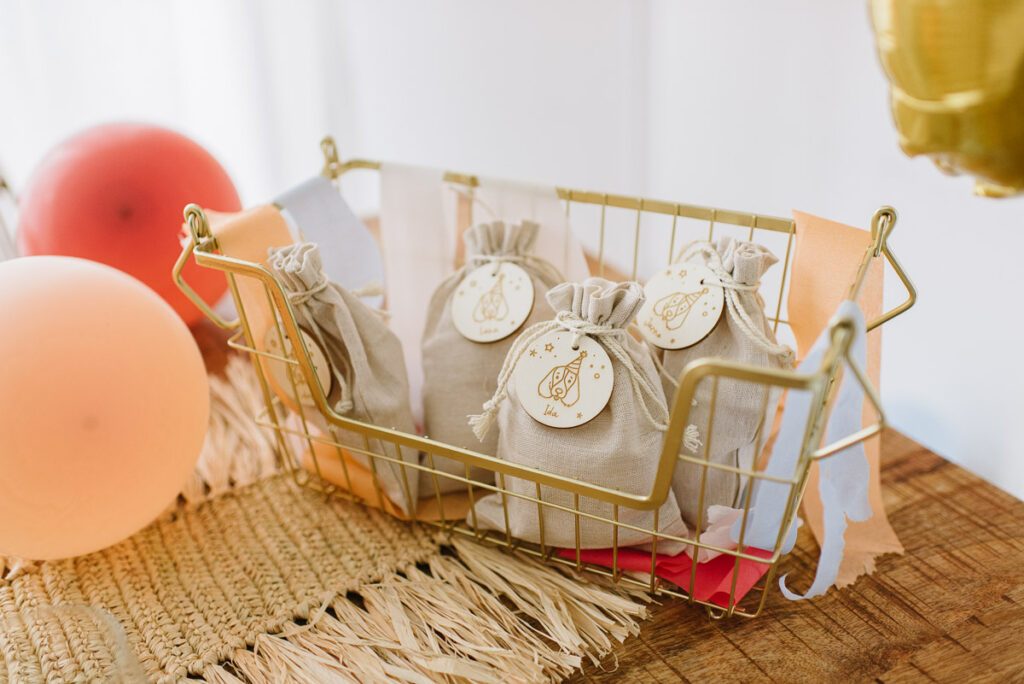 Gastgeschenke beim Kindergeburtstag mit personalisierten Namensanhängern aus Holz