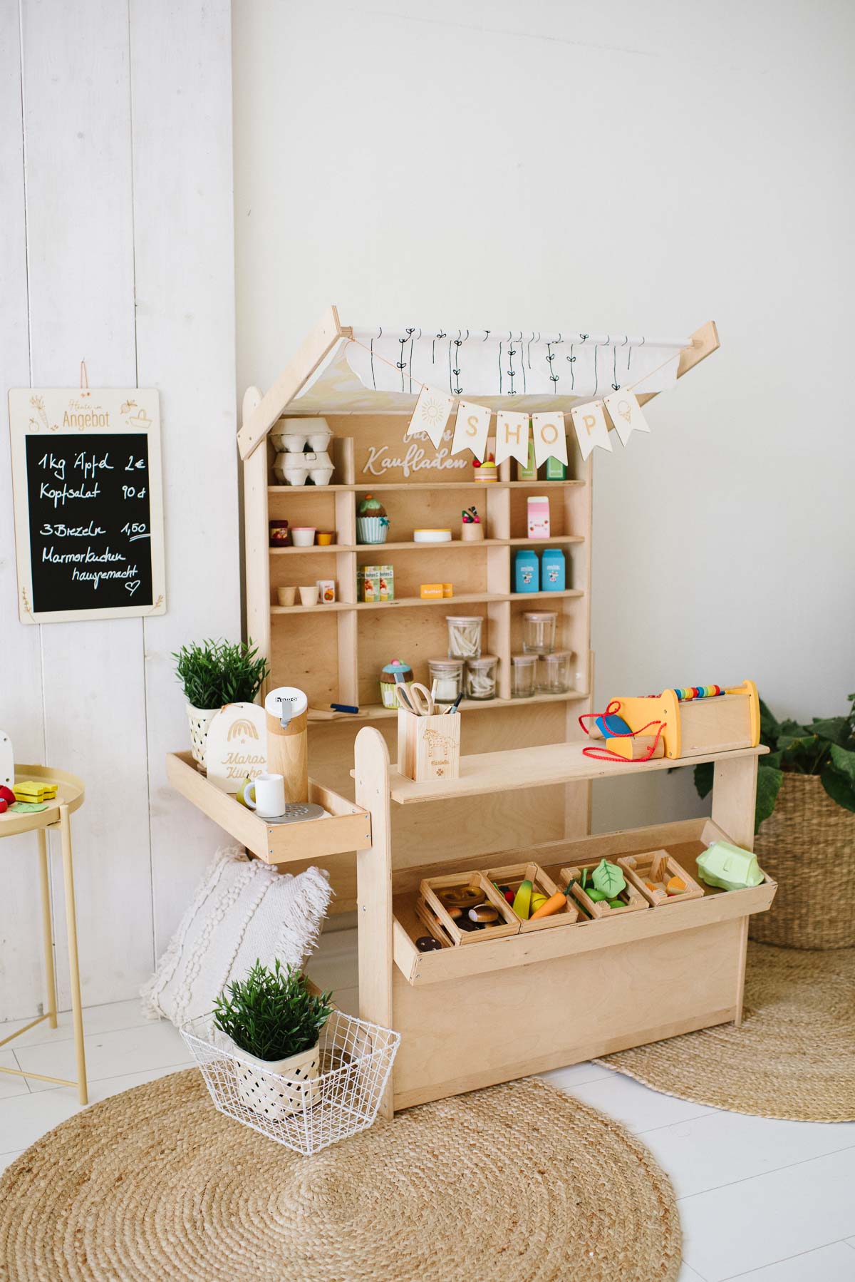 Holzkaufladen für Kinder mit Angebotstafel