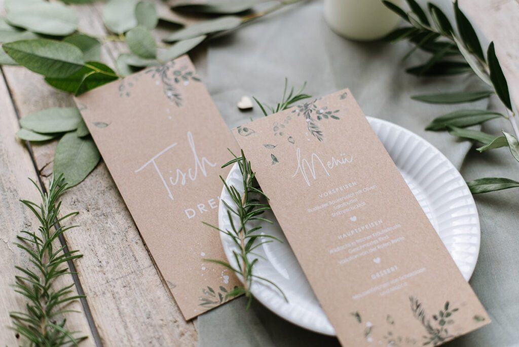 Hochzeitseinladung Kraftpapier mit weißer Schrift