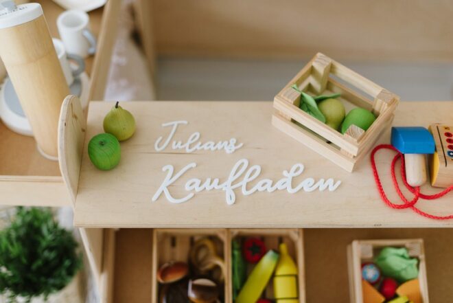 Kaufladen & Spielküche: Personalisiertes Zubehör aus Holz