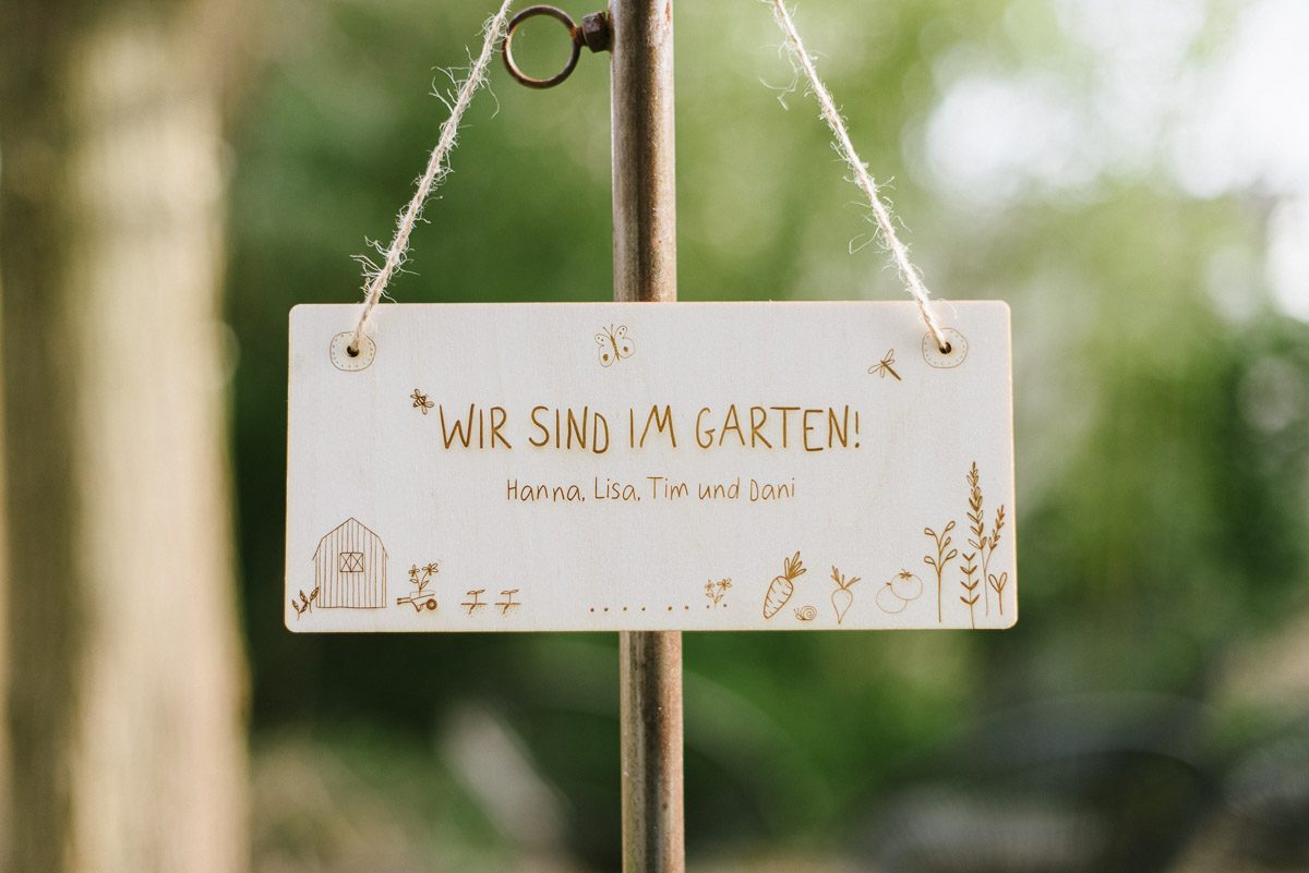 Holzschild Wir sind im Garten