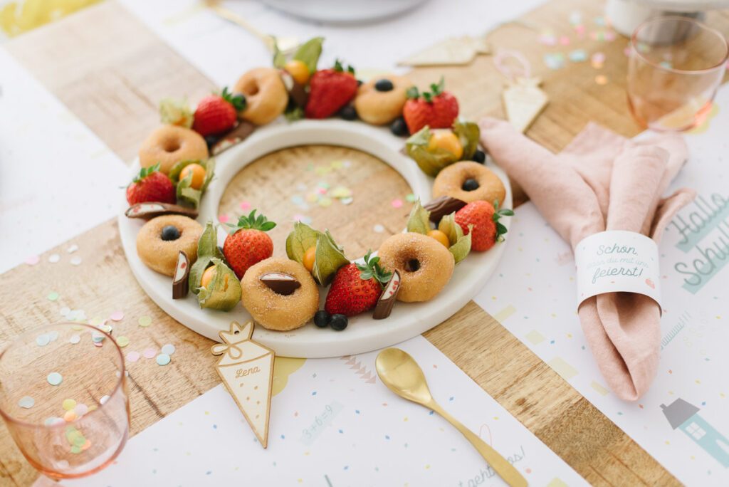 Ring mit Donuts auf dem Tisch