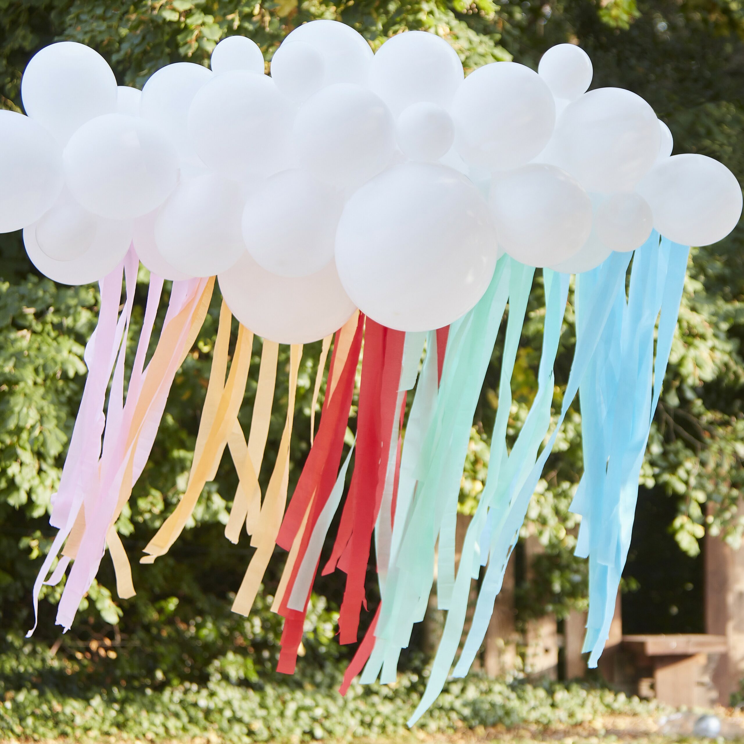 Ballonwolke mit Regenbogen Bändern