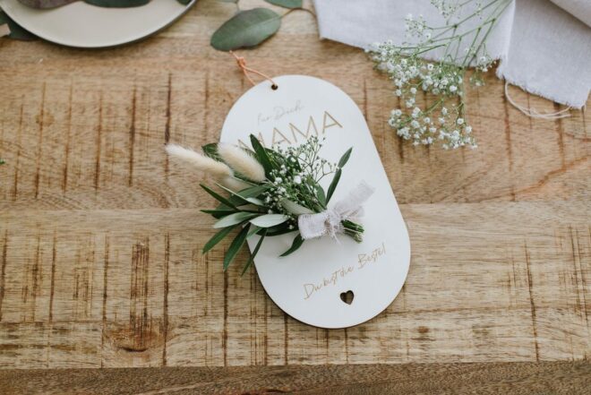 Personalisiertes Muttertagsgeschenk selber machen: Individuelles Holzschild mit DIY Sträußchen mit viel Liebe an Mama überreichen.