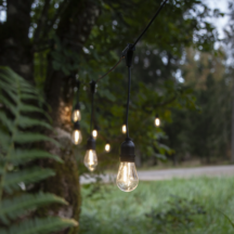Lichterkette String light schwarz dekoriert