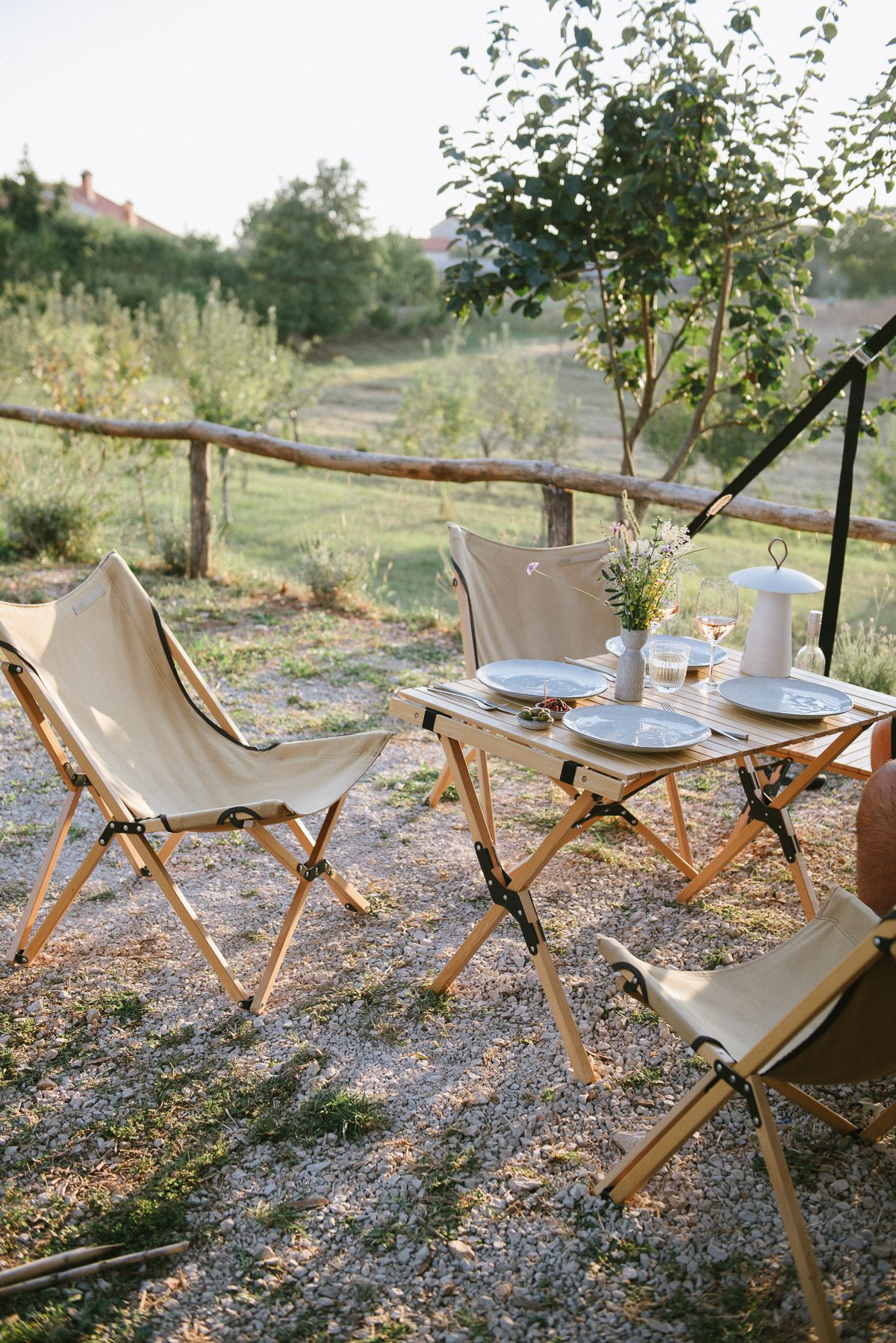 Campingstühle in der Abendsonne