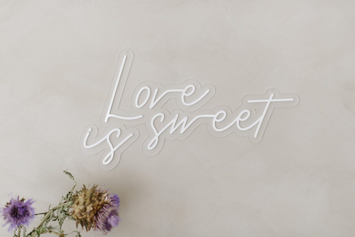 3D Schriftzug ‘Love is sweet’