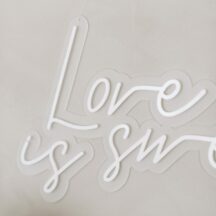 3D Schriftzug 'Love is sweet'