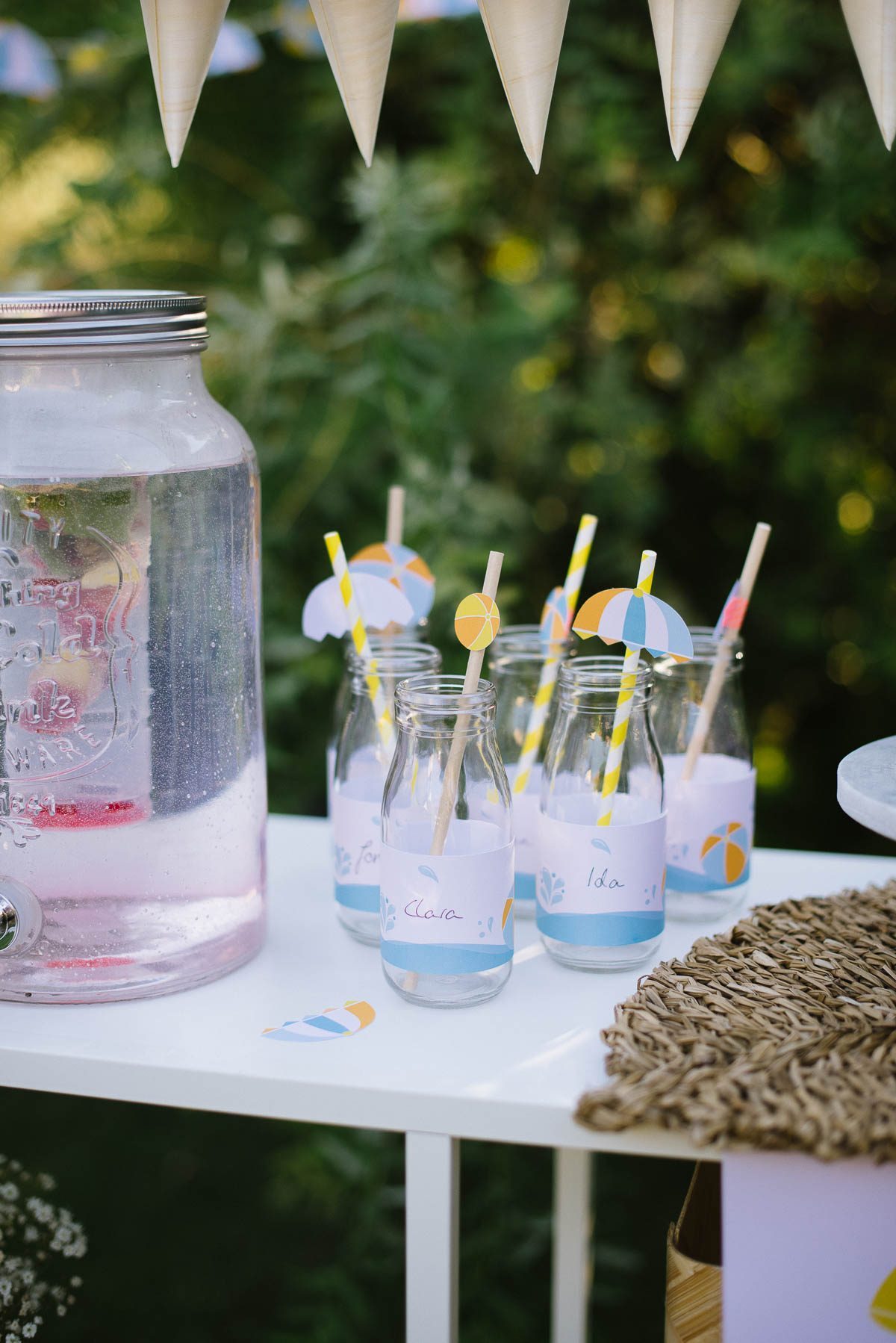 Getränke bei der Poolparty zum Kindergeburtstag