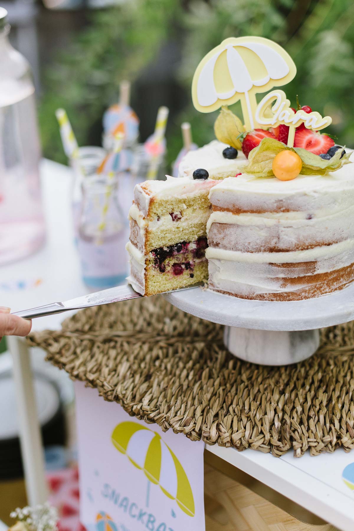 Semi Naked Geburtstagstorte mit frischen Beeren und Buttercreme