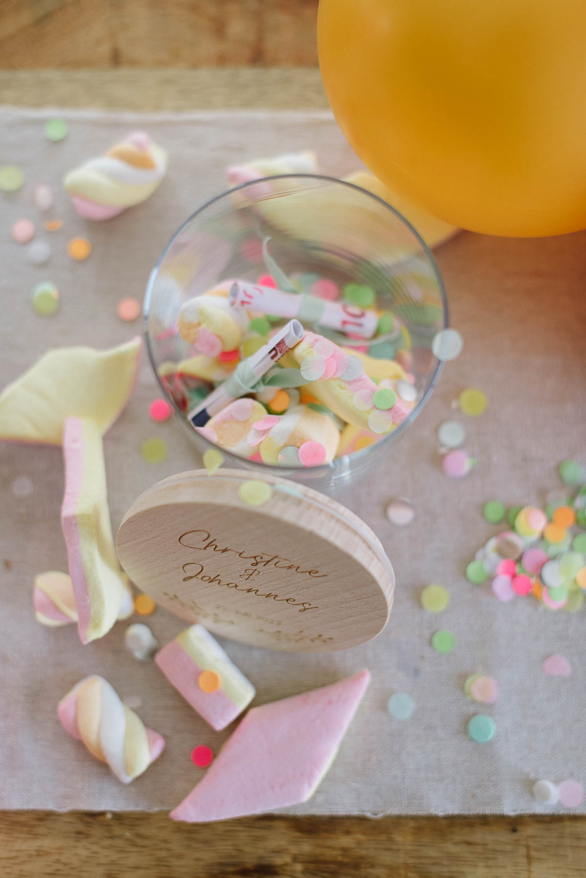 Personalisiertes Vorratsglas mit Süßigkeiten als Geldgeschenk