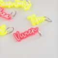 Schluesselanhaenger Neon Schriftzug zweifarbig-2