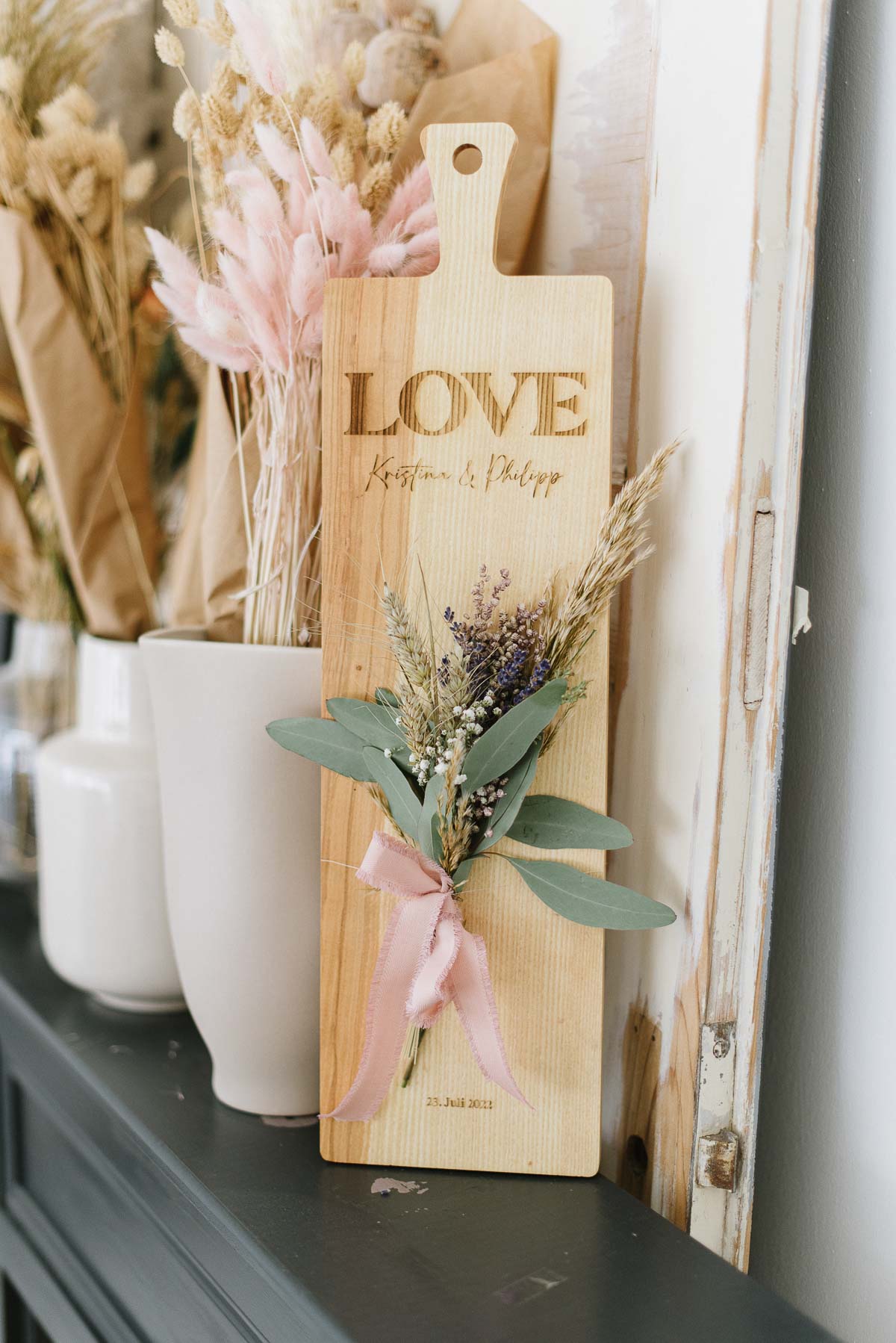 Praktisches Hochzeitsgeschenk: Langes Schneidebrett aus Holz mit Gravur