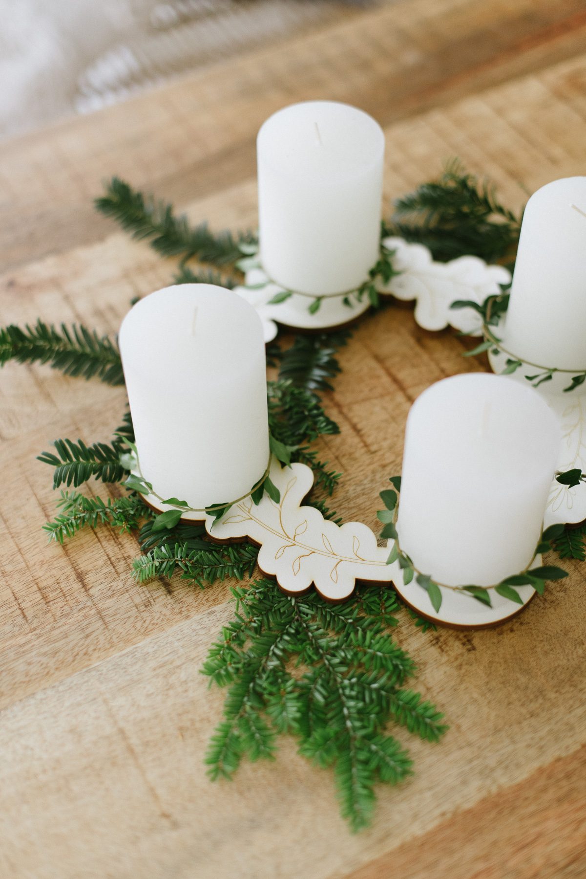 Gravierter Adventskranz aus Holz