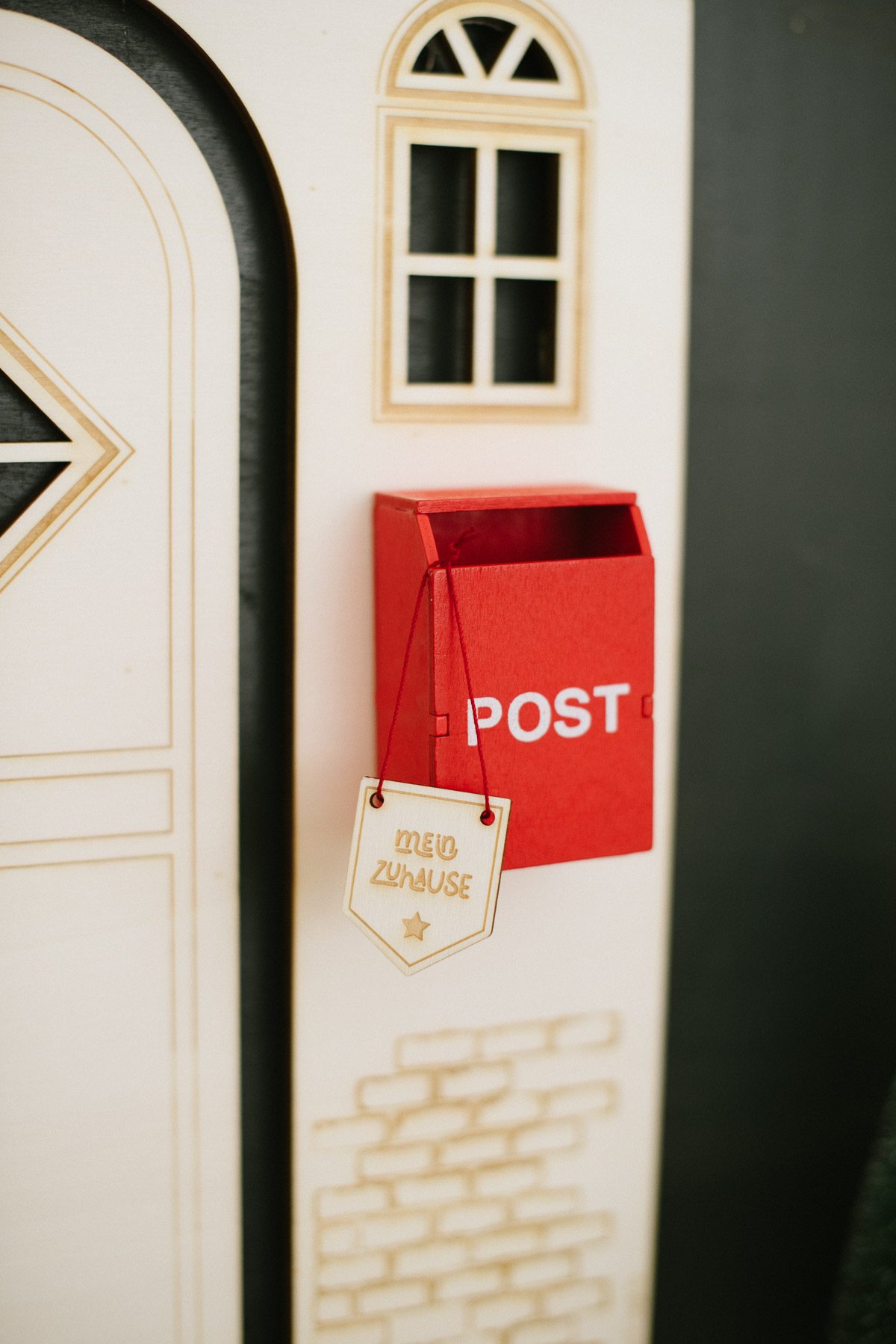 Roter Wichtel Briefkasten mit Wimpel