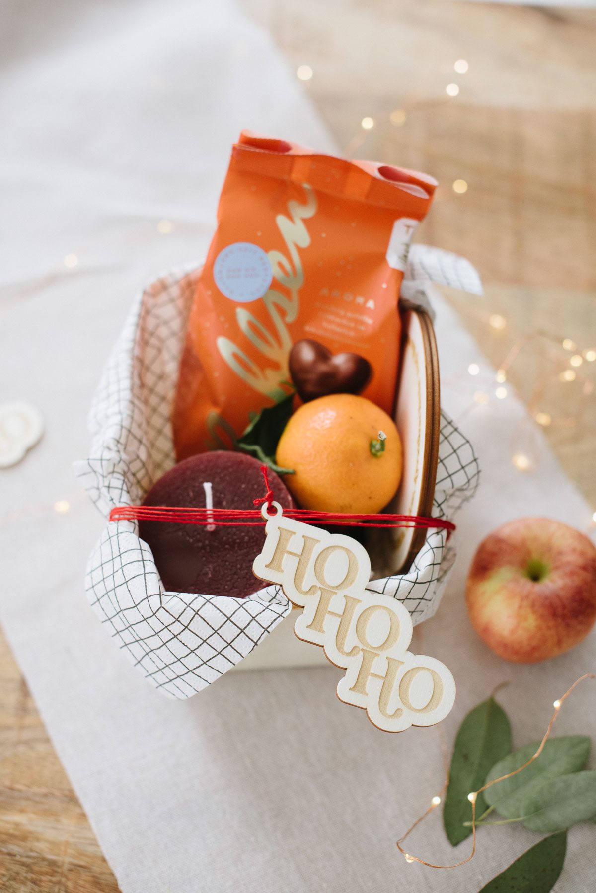 Kleine Geschenke zu Weihnachten: Körbchen mit Kerze, Kerzenteller, Lebkuchen