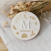 Geschenk zur Geburt: Rundes Holzschild mit Initialbuchstabe