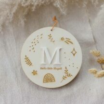 Geschenk zur Geburt: Rundes Holzschild mit Initialbuchstabe