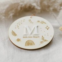 Geschenk zur Geburt: Rundes Holzschild mit Initialbuchstabe
