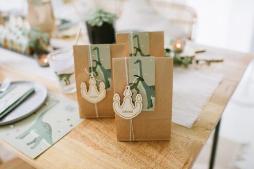 Dinoparty Box Kindergeburtstag-41 Geschenkanhänger mit Namen - Dino Fussabdruck