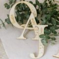 Holzbuchstabe mit Karomuster und Namensgravur