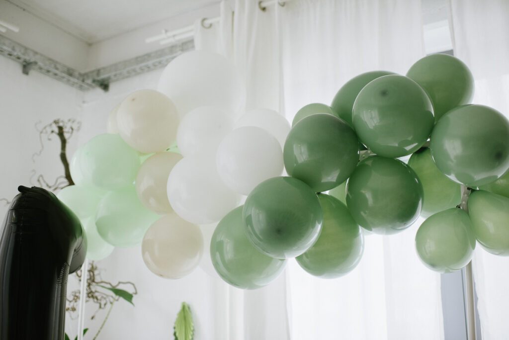 grüne Ballongirlande Kindergeburtstag