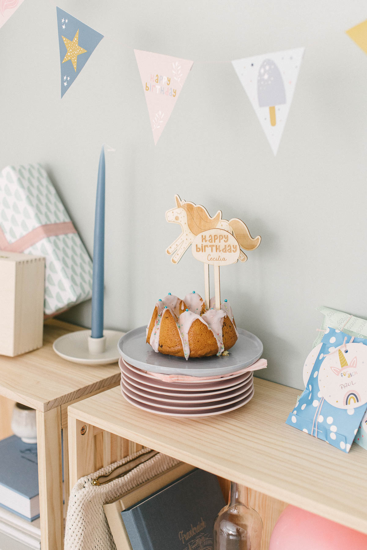 personalisierter Caketopper aus Holz mit Einhornmotiv