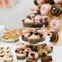 Etagere mit Muffins zum Geburtstag