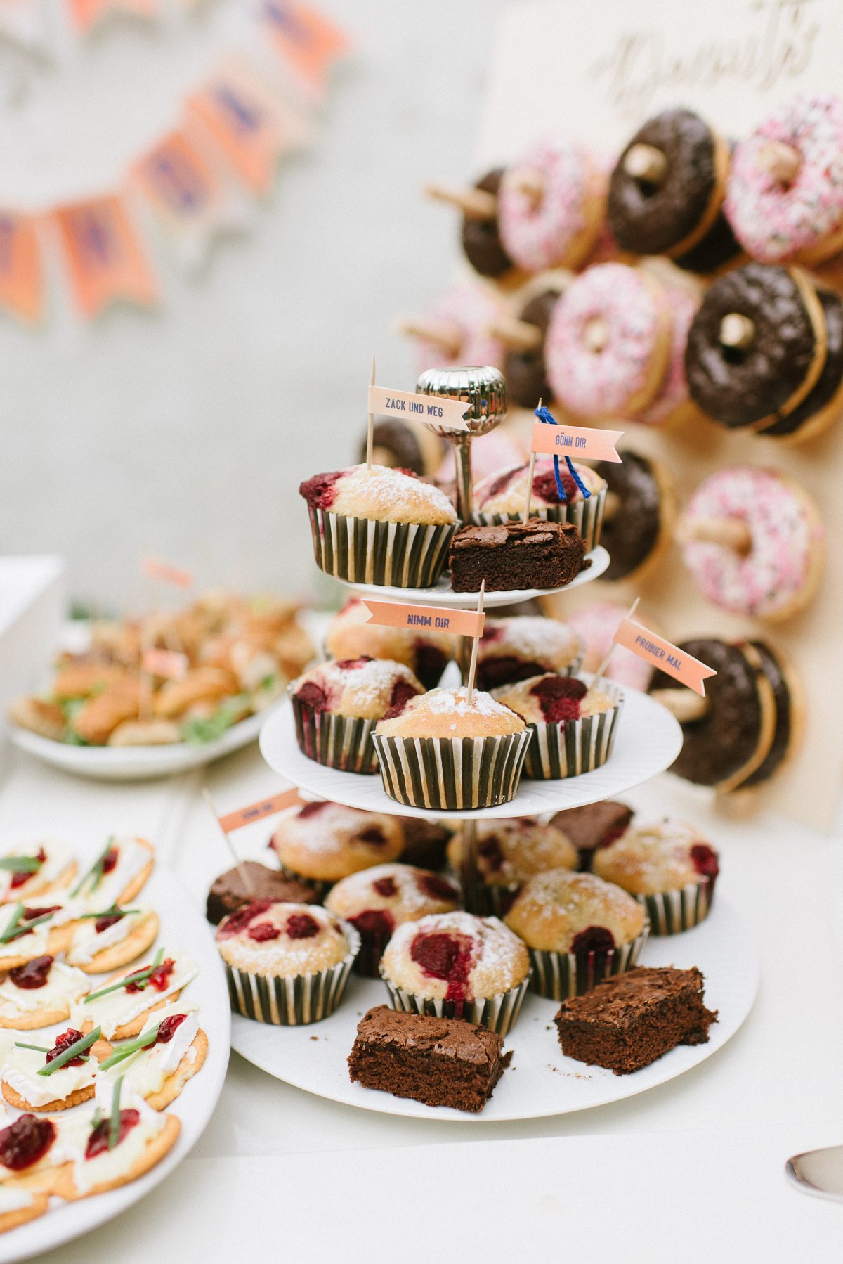 Etagere mit Muffins zum Geburtstag