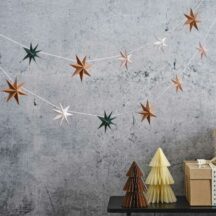 Weihnachts-Wimpelkette aus Papiersternen