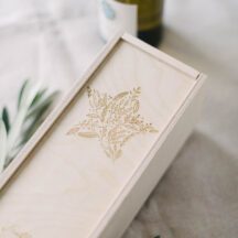 Weinkiste aus Holz mit weihnachtlichem Stern und persönlicher Gravur