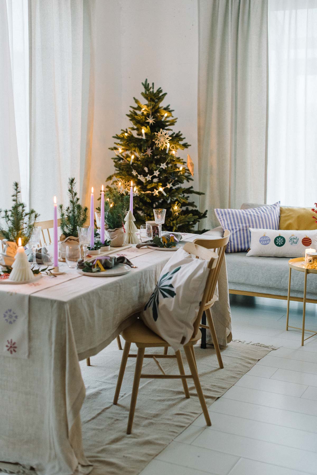 Tischdeko für Weihnachten mit Tischläufer und Stabkerzen lila