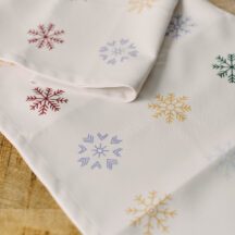 winterlicher Tischläufer mit bunten Schneeflocken