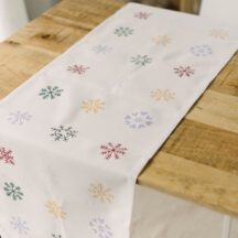 winterlicher Tischläufer mit bunten Schneeflocken